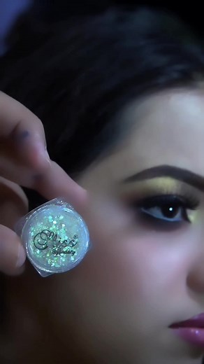 Applying Green Glitter Eyeshadow Technique