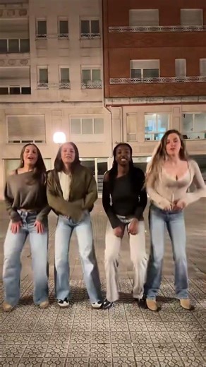 and she keeps spinning around below her belly button #foryou #dancetiktok #tiktoks #arg #argentin...