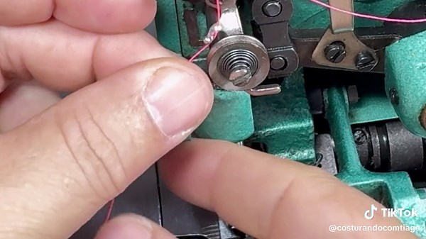 Costurando com Tiago (@costurandocomtiago) - Como passar a linha na overloque chinesinha GN1-6D