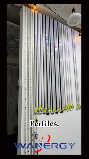 👋 ¡Qué tal, amigos de Wanergy! Les compartimos nuestros perfiles para tiras LED, ideales para lograr acabados finos y profesionales en cualquier tipo de instalación. Disponibles en colores negro y aluminio natural, con una medida de 1.20 m. ✅ Compatibles con cualquier tira LED ✅ Fáciles de instalar ✅ Perfectos para proyectos con un toque moderno y elegante 💡 ¡Dale a tus espacios una iluminación de alto nivel con el estilo Wanergy! - - - - #decohogar #decoracionhogar #iluminacion #lamparas #dec