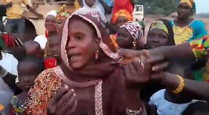 What a melodious voice, she doesn't even need a musical instruments...... Happiness cost nothing, happiness is free ... Happy Monday Gambia 💪🏿💪🏿😂 | Viral video's gambia