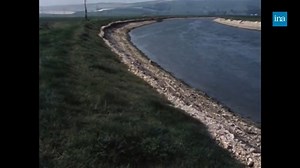 LETTRE D'ADIEU🖤 Le 28 mars 1941, Virginia Woolf s'engouffre dans les eaux de la rivière Ouse, près de sa maison de Rodmell, avec des cailloux pleins les poches. L'écrivaine anglaise laisse une dernière lettre à l'attention de son époux Leonard. Dans ce beau document de 1981, Catherine Sellers lit la version française sur des images de la rivière. >>"Les lieux de Virginia Woolf" à voir en intégralité sur madelen : https://madelen.ina.fr/content/les-lieux-de-virginia-woolf-70440 | INA