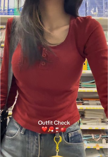 Jorts 👄💙 #fyp #ootd #y2kjorts #jorts #jortsoutfit #longsleeve #y2kfashion #burmesegirl #fashiontiktok #outfitideas #recommend #fyppppppppppppppppppppppp #creatersearchinsights #creatersearchinsight