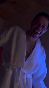 #PeteDavidson’s stunning new girlfriend, #ElsieHewitt, is all about shamelessly showing him off now that their romance is out in the open. Full story HERE: https://www.tmz.com/2025/03/21/pete-davidson-robe-elsie-hewitt-instagram-official-dating-girlfriend/ | TMZ