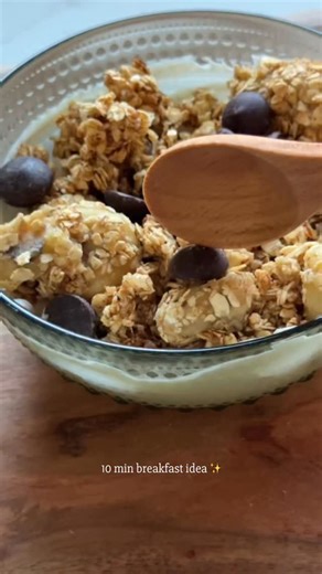 Heather | Holistic Gut Health on Instagram: "comment BOWL and I’ll send you the recipe card + my tips for making this protein-boosted 🤍 10-minute breakfast idea ✨ simple, nourishing & keeps you full This is one of my go-to breakfasts when I want something quick, cozy, and easy to customize. Base bowl (GF): • ½ cup gluten-free rolled oats • ½ cup plain yogurt • ½ medium banana, sliced • 1–2 tsp honey • 1–2 Tbsp chocolate chunks or chips (dark or milk) How I make it: Add the sliced banana, oats, 