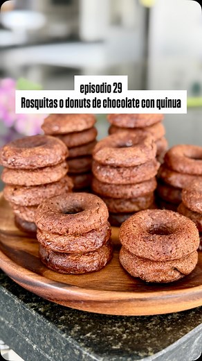 Karen Lema | Recetas fáciles con quinua y más | Episodio 29 de #100formasdeprepararquinua Rosquitas o donuts de chocolate con quinua 🍫 Como quieras llamarlas, lo importante es que salen... | Instagram