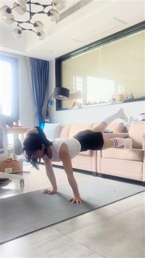 Downhill One-Leg Push-Up Challenge: Get Pumped with This Upbeat BGM