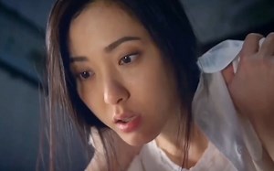 男女车内躲雨，看见女人身材，忍不住来了一场车震