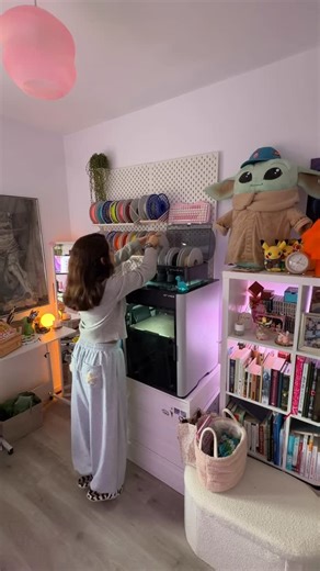 Vanyblue💙 on Instagram: "Upgrade de Setup con impresión 3D, está vez instalando una estantería modular de escritorio. Impresora: Bambu Lab H2S de @bambulab_official Diseño de @robota_make ✨✨ #bambulab #impresora3d #bambulabA1 #bambustudio #impresion3d"