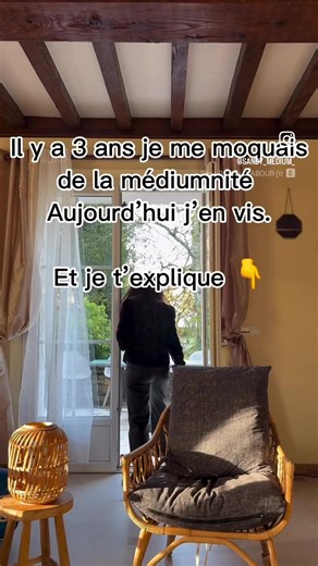 Et tout a commencé par un événement. Le décès de ma grand-mère. Un moment qui a tout déclenché… et pas doucement. Ça s’est imposé à moi de manière assez brutale. Des ressentis, des perceptions, des choses que je ne comprenais pas. Parce qu’il y a 3 ans, je ne croyais absolument pas à la médiumnité. Je faisais même partie de ceux qui pouvaient s’en moquer. Et pourtant, quand tout s’est ouvert, je me suis retrouvée seule avec ça. Sans cadre. Sans explication. Sans accompagnement. Ce manque d’accom