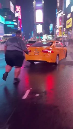 A full-speed sprint through Times Square when a taxi pulls away at the worst possible moment. No hesitation — just pure determination and chaos in the heart of NYC. #TimesSquare #NYC #TaxiLife #ViralMoment #StreetChaos #CityLife