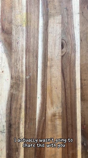 I wasn’t actually going to post this one… It started as a quick doodle I was just messing about with, nothing planned or polished! But after a few cheeky robin fans popped up in my DMs, I had so many requests for a how-to that I thought… go on then. 🐦🎄 Here’s how to draw this little festive robin step-by-step: ✏️ Start with a circle ➡️ Then add the beak, head, body, feet and finally the eye 🌿 Finish by turning that circle into a Christmas wreath (totally free-style it!) 📝 I used a stamp this