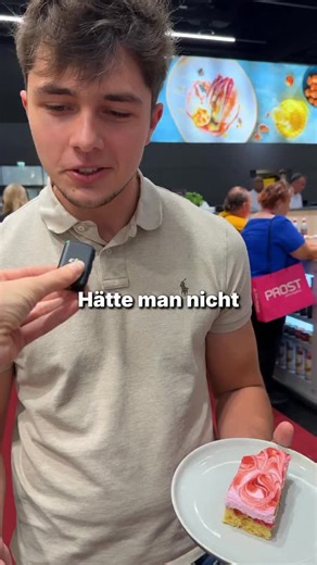 👀 PFALZGRAF hat ein neues Produkt rausgebracht und ich habe es auf der Gastmesse für euch testen lassen Ich hab ja alles erwartet, aber DIE Reaktion hat mich dann doch überrascht und ihn auch 😅 Würdet ihr es probieren? _____ Anzeige | Alle Infos zum Produkt bekommt ihr bei @pfalzgraf_konditorei | Gastro-Marktplatz