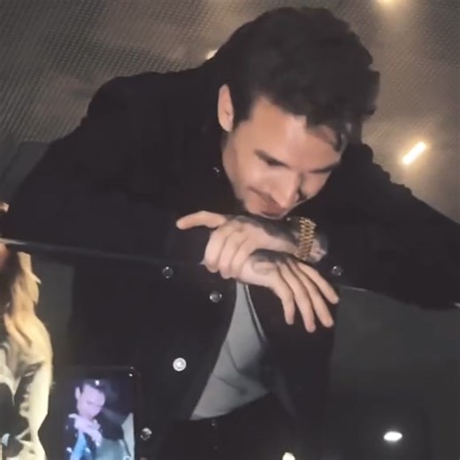 Imagine needing someone and trusting them even if it's an ex, just trying to tell them you're not ok then they............ 💔 | One Direction Fans