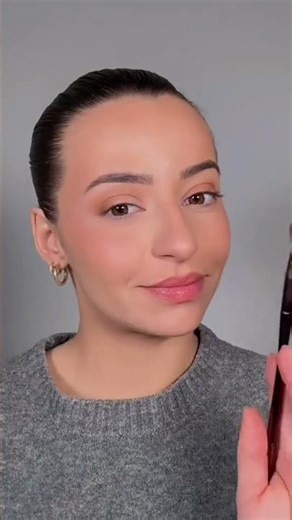 Construisez votre maquillage en couches fines et uniformes.