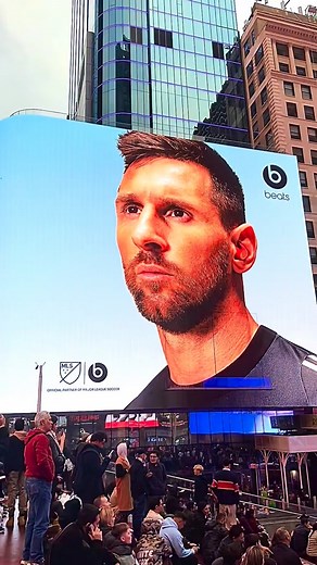 Times Square就是Times Square 相隔24年再訪，依舊燦爛耀眼 巨大的霓虹看板一幕接一幕 光彩奪目、令人目不暇給 無論來過多少次，總還是會被它深深吸引 #newyork #timesquare #cityscape #amazing #紐約 #時代廣場 | 夏金剛