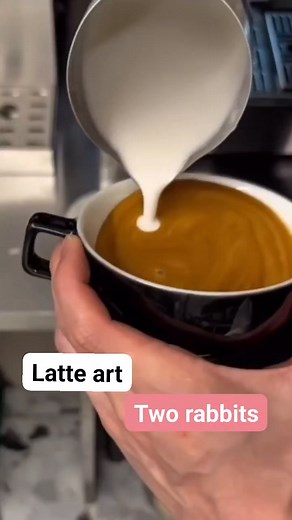 Tutorial singkat membuat hot coffee latte art two rabbits #reelsfyp #videofyp #coffee #latteart #tworabbit #tutorial | Dindin Suteja