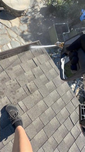 Cleaning Gutters With Guards Using Pressure Washing 💦🌿
