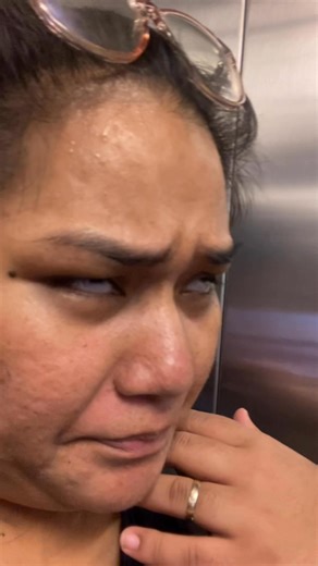 Kam na Mauri riki mai iroun Ami Celebrity ae eaki iangoa tebotebona ao ea uti naba n kan rerebaua n ira the nako nte airport e raoiroi bwa etia Aron au baby imwain mwanangara Ma te celebrity ea oti naba man taaburina ao aki nonobwaina hahaha Ma e rabwa te bong aio bwa Kam a manga noora ngkanne Ana side tabeua te Airport ao te Carport hahahahah e rabwa ao I teimatoa n kakaitau n Ami boutoka ngaia are keep follow bwa bon ngai Ma Ngkami tiaki tabe ngkana tiaki tebotebo ao tia rerebu naba bwa tii ng