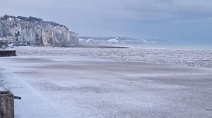 Météo. Dieppe s’est réveillée sous une couche de neige : émerveillement… et petites galères