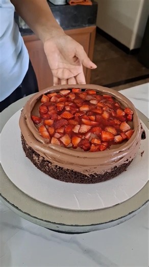 Simple and easy chocolate cake with strawberry filling #cake #cakedecorating #cakedesign #cakeviral