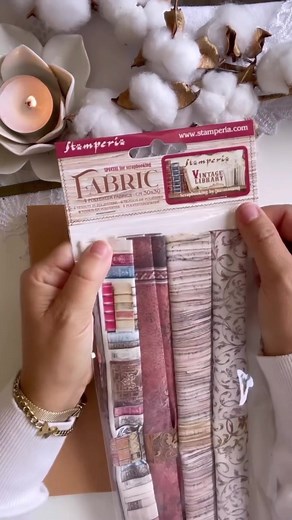 Amazing projects are being created with Oh là là, the latest collection by @vickyp_gr for @stamperia 💗. This one by @loveforpapergoodies is really original! To cover the stencil and give a chic touch to your journal, you can use modeling paste, together with pink acrylic paint. Have you seen all the die-cuts and accessories included in the collection? 🤗 Link below to discover it! ◽◽◽ Mit Oh là là, der neuesten Kollektion von @vickyp_gr für @stamperia 💗, sind wunderbare Projekte entstanden. Di