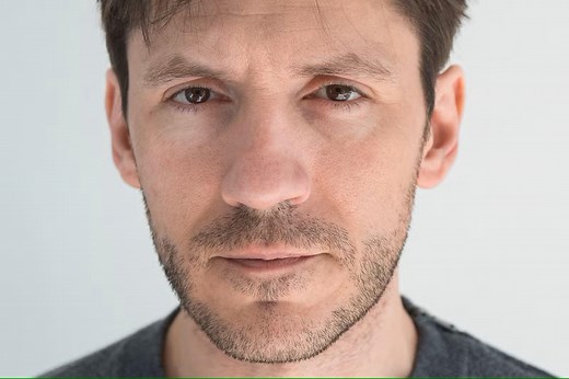 "Les sept robes", l’addictif roman noir et social de Tristan Saule | RTS