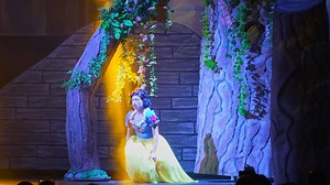 🎭 Ricomincia la stagione dei grandi musical firmati Holiday Family Village! La magia prende vita con una prima assoluta che incanterà grandi e piccini: Snow White, la nostra nuova produzione magistralmente diretta dal nostro Francesco Vanella. Un adattamento originale e sorprendente della favola che ha fatto sognare generazioni. In scena, una giovane principessa dal cuore puro sfida l’invidia, la paura e l’isolamento, guidata dalla forza dell’amicizia e dall’amore autentico, insieme a sette com