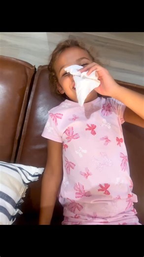 Bernelee Arangies on Instagram: "Knieë al 3 dae agter mekaar stukkend geval, ’n neus wat bloei, maar ’n hart wat sterk bly ✨ Ons voel soms bietjie moedeloos, ons kies steeds om te glimlag. So lyk die lewe soms – een skoen aan, maar steeds vorentoe. Aaliyah, ons rowwe Jack 🫶🏼🤍"