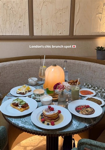 London’s chic brunch spot! 🍓🧸🍂✨ 📍Silva - Mayfair ☁️ a chic upscale restaurant serving brunch classics Drinks: 🍁 Vanilla Matcha 🍂 Matcha mocktail 🫧 Non alcoholic champagne 🧸 Latte Mains 🇫🇷 French toast (£14) 🥞 American pancakes (£12) 🌴 Acai bowl (£10) 🧡 Fried chicken waffles (£15) Sides 🍆 Courgette rosti (£5) 🩷 House cured salmon (£7) 🥔 Rosemary potatos (£8) 💭 This elegant restaurant is cosy yet elegant, perfect for brunch dates. The rosemary potatos and the chicken and waffles w