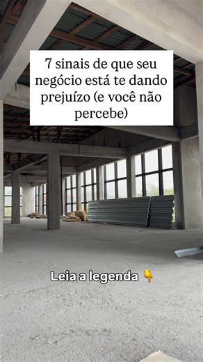 Elienai Rabello | Materiais de Construção on Instagram: "Leia a legenda 👇 1 - Você trabalha muito mas nunca sobra dinheiro no final do mês A empresa funciona, você rala todo dia, mas quando fecha o mês não tem lucro. Você acha que é problema de faturamento mas é fuga de dinheiro que você não enxerga. 2 - Você tira dinheiro do bolso pra cobrir despesa da empresa todo mês. Quando aperta, você coloca dinheiro seu pra pagar conta. Isso virou rotina. Sua empresa não se sustenta sozinha, você que tá