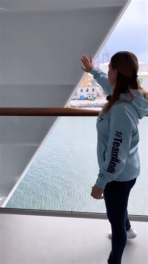 Mein Schiff 7 - Balkonkabine Sichteinschränkung #7006 17 Quadratmeter - USB Anschlüsse direkt am Bett - ein Balkonfenster - Schlafsofa - Windschutz auf dem Balkon - Standard Badezimmer - Wohlfühlfaktor: 12/10 #meinschiff #meinschiff7 #tuicruises #meersüchtig #teamändi #balkonkabine #meinschiffberater #kabine #kreuzfahrt #cabin #roomtour #sichteinschränkung | mein-schiffberater.com