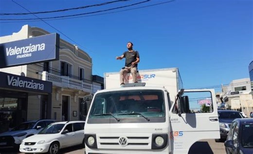 Un colectivo enganchó un cable de internet en el centro  - Últimas Noticias: El Chubut