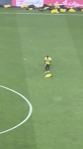Al-Ittihad fans threw small flags on the field... all the players took a drinks break, N’Golo Kante stayed on the field to clean up 🥺🤴🏽 [@JacobsBen on X] | Fabrizio Romano