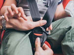 Astuces pour bien installer un siège auto bébé