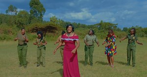 Songa mbele usirudi nyuma bwana Yesu yuko mbele yako, usikate tamaa usife moyo vita vyote atakupigania. Mtego watakao tega wataingia wenyewe, ataibisha adui zako wanaokucheka na kukuandalia meza mbele ya watesi wako. | Gospel World