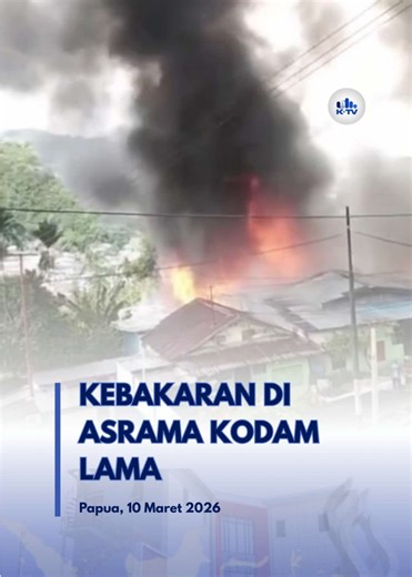 Kepulan asap tebal terlihat dari kawasan Asrama Kodam Lama, Jayapura, Selasa siang (10/3/2026). Api yang berkobar menimbulkan asap hitam pekat di lokasi kejadian. #KTV #SmartTV #kebakaran . For Endorsement and Information, you can call or chat ⬇️ 6282131749705
