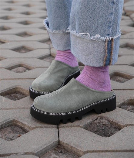 Olivgröna träskor i mocka, slip-on-slip-on i läder, tofflor med stängd tå, sommarsandaler - Etsy Sverige