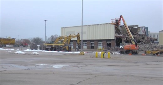 Waterloo's Crossroads Mall demolition starts with Sears Auto Center