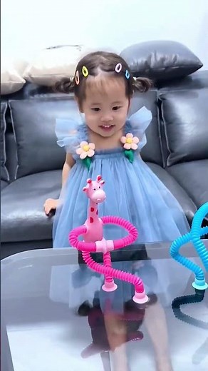 This squeeze giraffe toy is so great for entertaining toddlers!