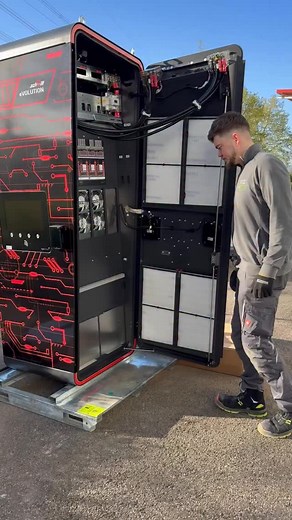 ⚡ Wallbox-Installation Hier entsteht Ladeinfrastruktur für die Zukunft der Elektromobilität. Von der Verkabelung über den Netzanschluss bis zur Inbetriebnahme, alles aus einer Hand. 🤝 🔌 Präzise, sicher, normgerecht. So läuft Laden zuverlässig – Tag für Tag. 👉 Du planst ebenfalls Ladepunkte oder eine größere Ladeinfrastruktur? Kontaktiere uns, wir bringen die Energie dahin, wo sie gebraucht wird. #energietechnik #energietechnikbeckergmbh #lustaufhandwerk #karlsruhe #karlsruhecity | EnergieTech