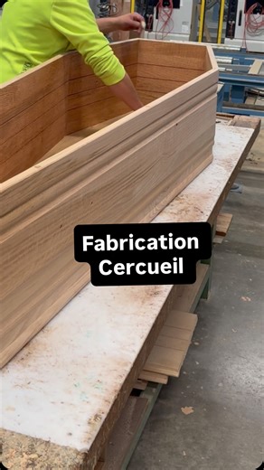 Conseiller_funeraire on Instagram: "Fabrication de cercueil #cercueil #coffin #funeral #pourtoi"