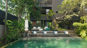 In this week’s episode, we step into a home that naturally embraces its surroundings, creating a seamless connection between indoor comfort and the beauty of the outdoors. Perched on an elevated corner plot, this house is perfectly positioned to capture sweeping views and bathe every room in natural light. Architecture: Studiork Design In collaboration with Fostive Visuals | Stacked Homes