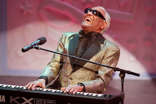 Ray Charles : chansons, carrière, mort… Biographie du chanteur de légende