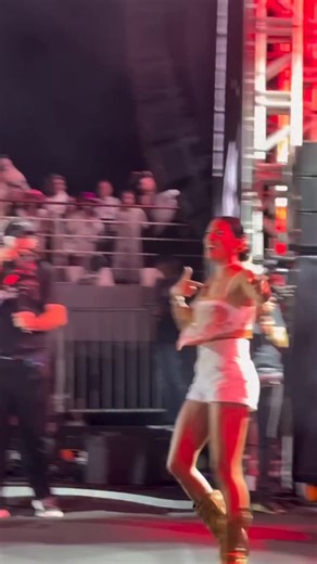 Diário do Litoral on Instagram: "🤔🤩 Voltaram? Fãs estranham aproximação de Ana Castela e Zé Felipe durante show no Navio da Boiadeira e levantam uma possível volta do casal. Em vídeo gravado por fã, Ana afirma que ‘não voltaram’ logo após surpreender a todos subindo ao palco para se apresentar com o ex-namorado. No entanto, rumores afirmam que teria surgido, sim, uma reaproximação do casal logo após o show. 📽Reprodução/ Instagram #anacastela #zefelipecantor"