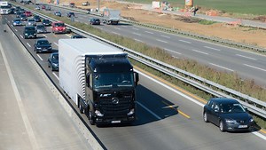 Fahrt im öffentlichen Verkehr - Daimler schickt autonom fahrenden Lkw auf die Autobahn