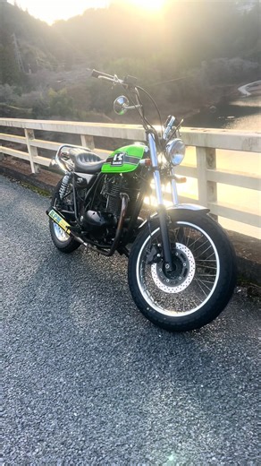プチツーで走りオサメです。 サスペンションとアルミフェンダーとフォークちょい延長で今年はお終い！ 見てくれた皆様ありがとうございます。良いお年を！あんど来年もよろしくお願いします。 #250tr #単車 #バイク #ツーリング
