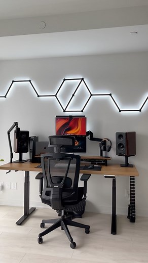 Colin Smith on Instagram: "Is this.. the COOLEST productivity display?! Multitasking at its finest with the new @lg_tech.it DualUp Monitor! This unique 2560x2880 screen is absolutely insane. Photo editing ✅ Video editing ✅ 2in1 display ✅ Content Creating ✅ Gaming ✅ Not to mention the doomscrolling capabilities 😅 Look out for the DualUp segment in my next YouTube video that will be out later this month! Thanks to the people at LG for sending this over 🙏🏼 #lgdualupmonitor #28mq780 #editingmonit