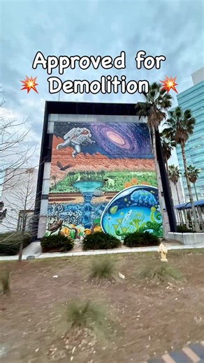 🚨The MoSH has been approved for demolition! If you’re ever downtown soon, stop by @friendshipfountainjax to take in this mural before it’s too late and gone! We’ve taken our kids to the MoSH and years between them and this beautiful fun mural is something both remember about the MoSH. 🎨: @shaunthurston 📍: 1025 Museum Cir, Jacksonville, Florida 32207 📸: @justintime2run | Hidden Jacksonville