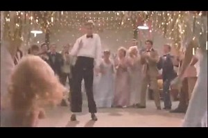 «Footloose» es un sencillo compuesto e interpretado por Kenny Loggins en 1984 y una de las dos piezas que forman parte de la banda sonora de la película homónima. La canción estuvo tres semanas consecutivas en el primer puesto del Billboard Hot 100 de Estados Unidos (del 31 de marzo al 14 de abril de 1984). | Baúl del Tiempo